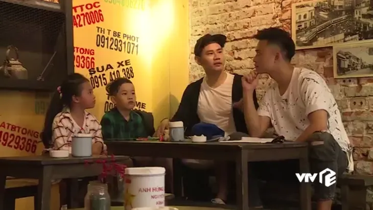 Bố ơi! Mình đi đâu thế?: Xì Trum chơi xúc xắc kiếm tiền giúp bố thuê phòng trọ - Ảnh 6. Bố ơi! Mình đi đâu thế?: Xì Trum chơi xúc xắc kiếm tiền giúp bố thuê phòng trọ - Ảnh 6.
