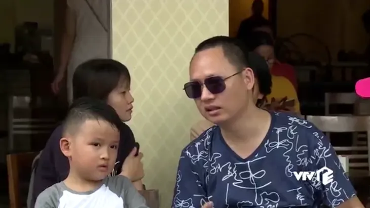 Bố ơi! Mình đi đâu thế?: Xì Trum chơi xúc xắc kiếm tiền giúp bố thuê phòng trọ - Ảnh 3. Bố ơi! Mình đi đâu thế?: Xì Trum chơi xúc xắc kiếm tiền giúp bố thuê phòng trọ - Ảnh 3.