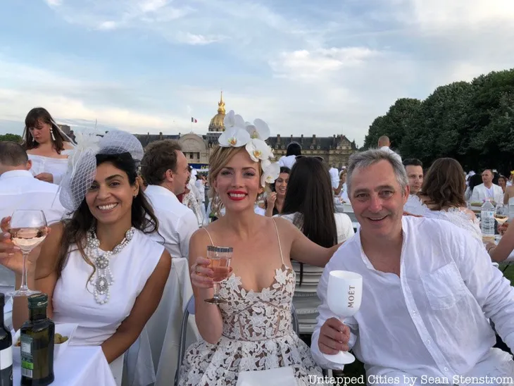 Hàng chục nghìn người tham gia dạ tiệc trắng ở Paris - Ảnh 2. Hàng chục nghìn người tham gia dạ tiệc trắng ở Paris - Ảnh 2.