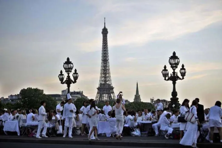 Hàng chục nghìn người tham gia dạ tiệc trắng ở Paris - Ảnh 4. Hàng chục nghìn người tham gia dạ tiệc trắng ở Paris - Ảnh 4.