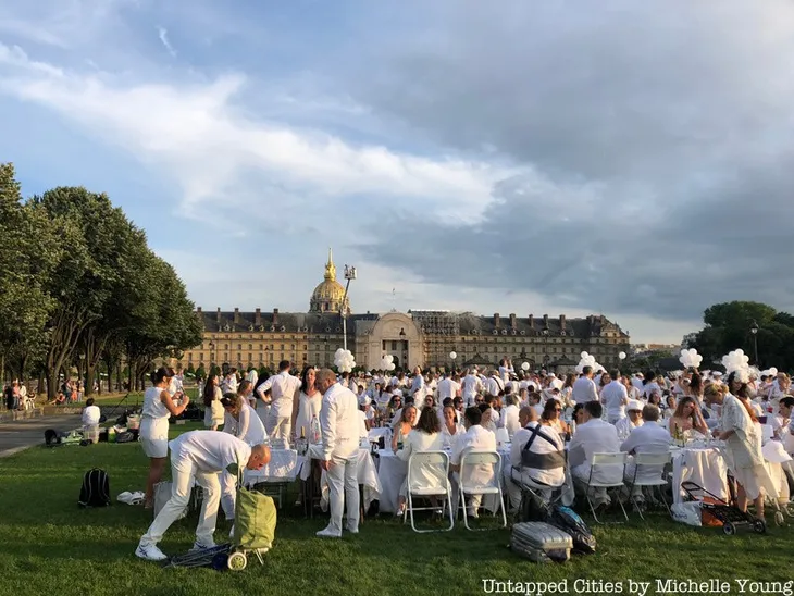 Hàng chục nghìn người tham gia dạ tiệc trắng ở Paris - Ảnh 11. Hàng chục nghìn người tham gia dạ tiệc trắng ở Paris - Ảnh 11.