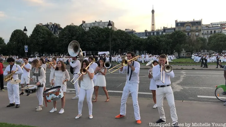 Hàng chục nghìn người tham gia dạ tiệc trắng ở Paris - Ảnh 13. Hàng chục nghìn người tham gia dạ tiệc trắng ở Paris - Ảnh 13.