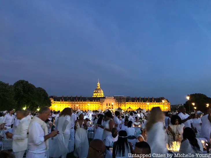 Hàng chục nghìn người tham gia dạ tiệc trắng ở Paris - Ảnh 15. Hàng chục nghìn người tham gia dạ tiệc trắng ở Paris - Ảnh 15.