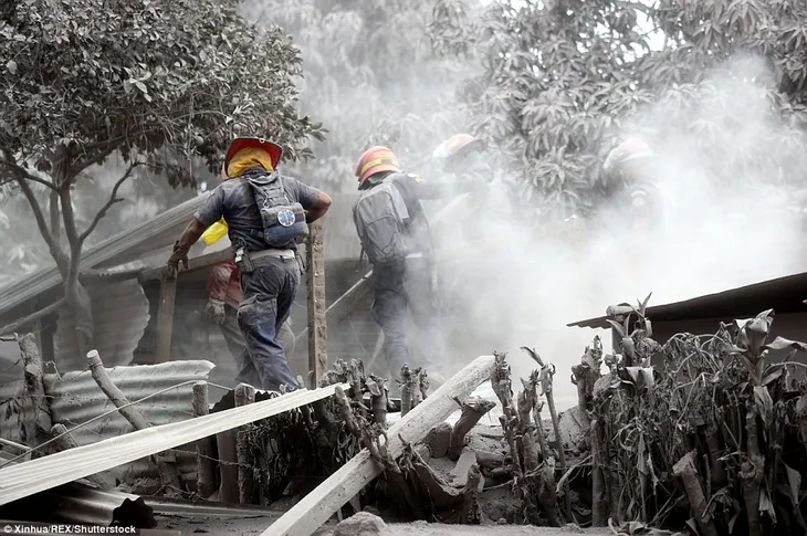 Núi lửa Guatemala phun trào: 52 nạn nhân chưa được xác định danh tính - Ảnh 3. Núi lửa Guatemala phun trào: 52 nạn nhân chưa được xác định danh tính - Ảnh 3.