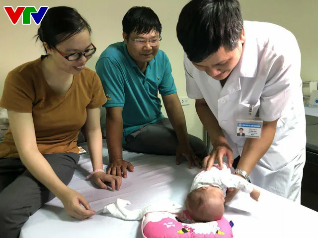 Hạnh phúc vỡ òa bé sinh non 500gram phát triển kỳ diệu sau 4 tháng nuôi lồng ấp - Ảnh 1. Hạnh phúc vỡ òa bé sinh non 500gram phát triển kỳ diệu sau 4 tháng nuôi lồng ấp - Ảnh 1.
