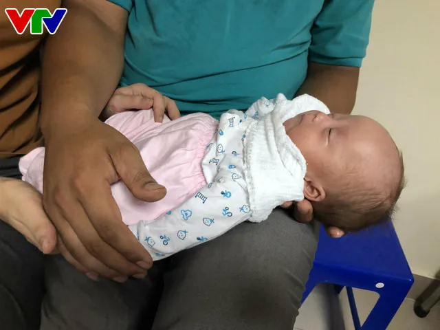 Hạnh phúc vỡ òa bé sinh non 500gram phát triển kỳ diệu sau 4 tháng nuôi lồng ấp - Ảnh 3. Hạnh phúc vỡ òa bé sinh non 500gram phát triển kỳ diệu sau 4 tháng nuôi lồng ấp - Ảnh 3.
