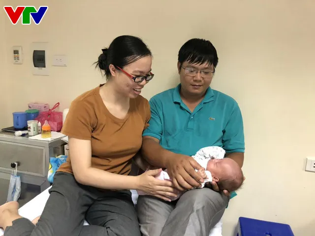 Hạnh phúc vỡ òa bé sinh non 500gram phát triển kỳ diệu sau 4 tháng nuôi lồng ấp - Ảnh 2. Hạnh phúc vỡ òa bé sinh non 500gram phát triển kỳ diệu sau 4 tháng nuôi lồng ấp - Ảnh 2.