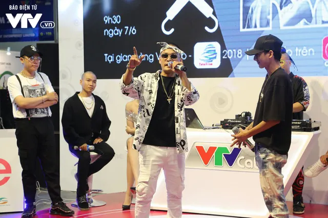 Đông đảo khách tham quan đến với ngày đầu triển lãm Telefilm 2018 - Ảnh 8. Đông đảo khách tham quan đến với ngày đầu triển lãm Telefilm 2018 - Ảnh 8.