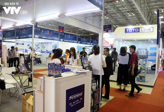 Không khí nhộn nhịp trong ngày khai mạc Vietnam ICT COMM 2018 - Ảnh 9.