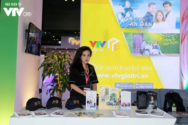 Đông đảo khách tham quan đến với ngày đầu triển lãm Telefilm 2018 - Ảnh 6. Đông đảo khách tham quan đến với ngày đầu triển lãm Telefilm 2018 - Ảnh 6.