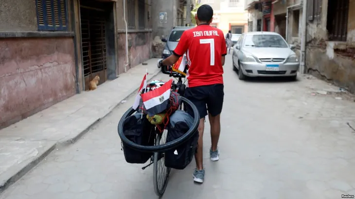 Anh chàng người Ai Cập sang Nga xem World Cup … bằng xe đạp - Ảnh 2. Anh chàng người Ai Cập sang Nga xem World Cup … bằng xe đạp - Ảnh 2.