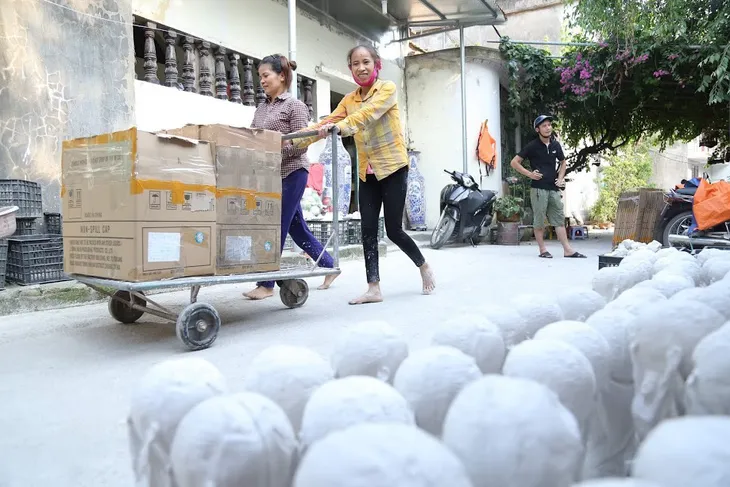 Mục sở thị xưởng sản xuất cúp vàng World Cup giá 80.000 đồng ở Hà Nội - Ảnh 4. Mục sở thị xưởng sản xuất cúp vàng World Cup giá 80.000 đồng ở Hà Nội - Ảnh 4.