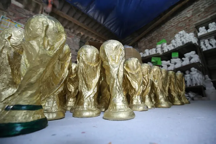Mục sở thị xưởng sản xuất cúp vàng World Cup giá 80.000 đồng ở Hà Nội - Ảnh 8. Mục sở thị xưởng sản xuất cúp vàng World Cup giá 80.000 đồng ở Hà Nội - Ảnh 8.