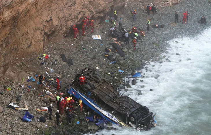 Peru: Xe bus va chạm với xe tải lao xuống vực, ít nhất 36 người thiệt mạng - Ảnh 4. Peru: Xe bus va chạm với xe tải lao xuống vực, ít nhất 36 người thiệt mạng - Ảnh 4.