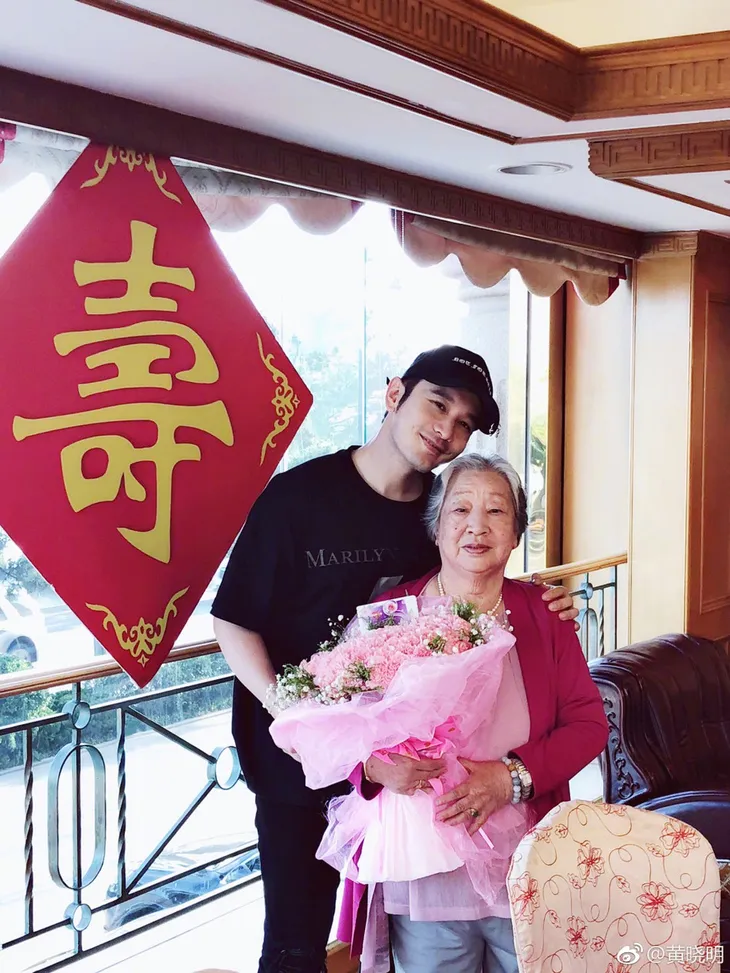 Huỳnh Hiểu Minh hạnh phúc mừng thọ bà ngoại nhưng vắng bóng bà xã Angelababy - Ảnh 5. Huỳnh Hiểu Minh hạnh phúc mừng thọ bà ngoại nhưng vắng bóng bà xã Angelababy - Ảnh 5.