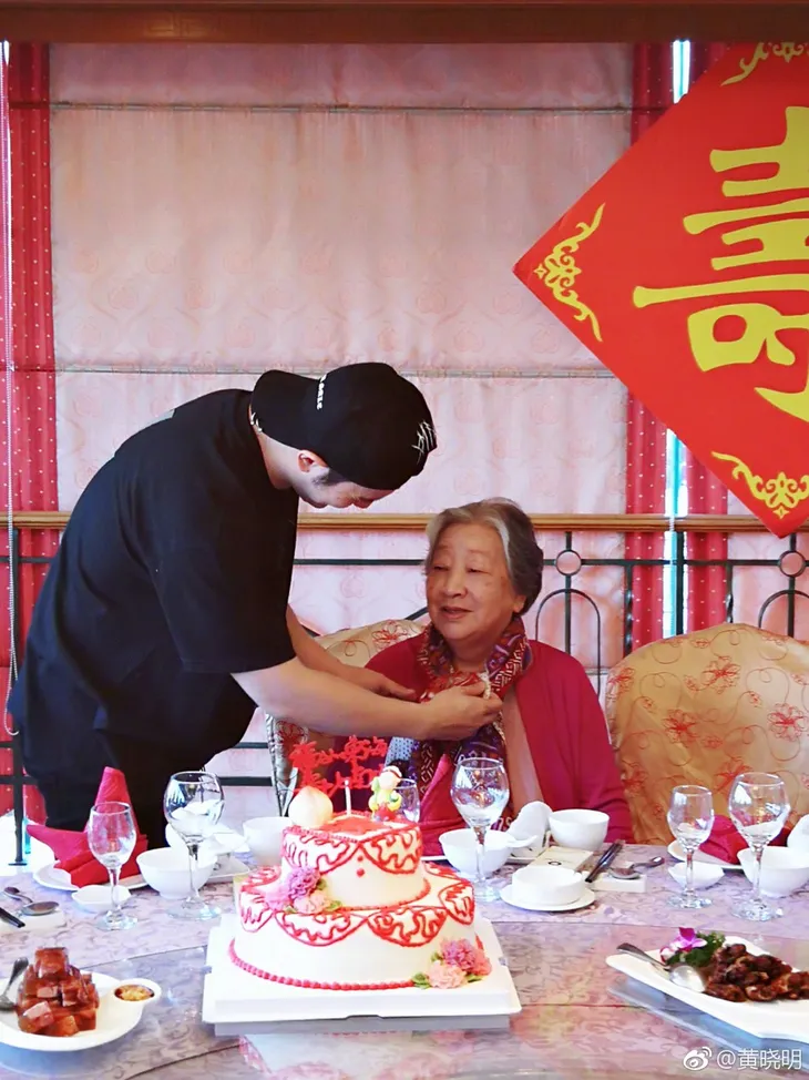 Huỳnh Hiểu Minh hạnh phúc mừng thọ bà ngoại nhưng vắng bóng bà xã Angelababy - Ảnh 4. Huỳnh Hiểu Minh hạnh phúc mừng thọ bà ngoại nhưng vắng bóng bà xã Angelababy - Ảnh 4.