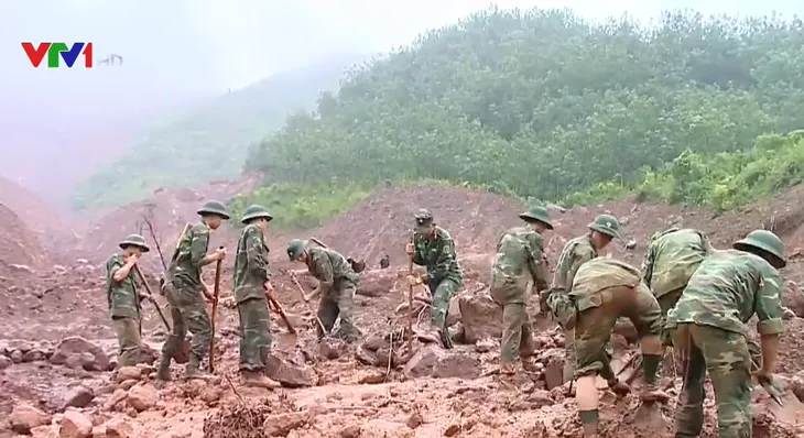 Xúc động hình ảnh chiến sĩ quân đội, công an dầm mình trong mưa lũ tìm kiếm nạn nhân mất tích - Ảnh 1.