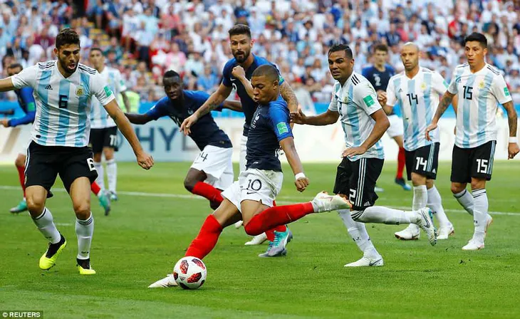 Xem màn trình diễn siêu việt của Mbappe trước ĐT Argentina tại FIFA World Cup™ 2018 - Ảnh 5. Xem màn trình diễn siêu việt của Mbappe trước ĐT Argentina tại FIFA World Cup™ 2018 - Ảnh 5.