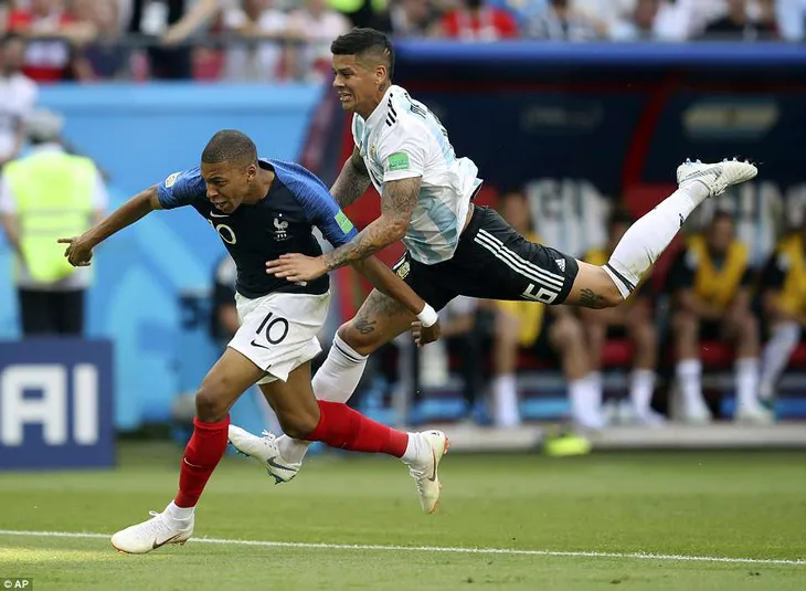Xem màn trình diễn siêu việt của Mbappe trước ĐT Argentina tại FIFA World Cup™ 2018 - Ảnh 1. Xem màn trình diễn siêu việt của Mbappe trước ĐT Argentina tại FIFA World Cup™ 2018 - Ảnh 1.