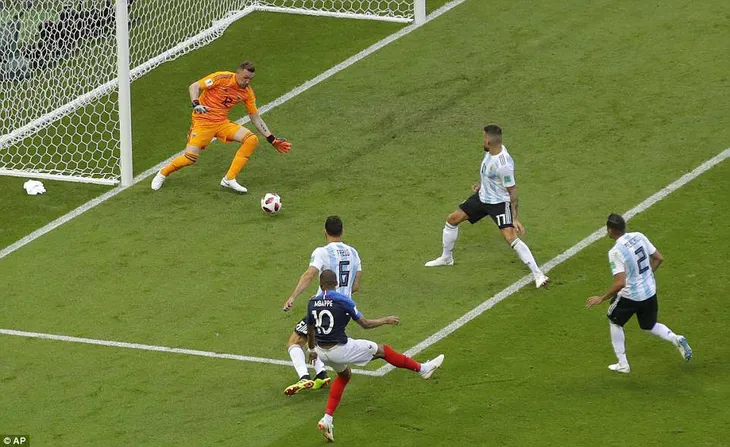 Xem màn trình diễn siêu việt của Mbappe trước ĐT Argentina tại FIFA World Cup™ 2018 - Ảnh 6. Xem màn trình diễn siêu việt của Mbappe trước ĐT Argentina tại FIFA World Cup™ 2018 - Ảnh 6.