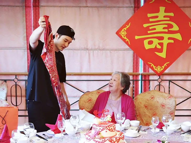 Huỳnh Hiểu Minh hạnh phúc mừng thọ bà ngoại nhưng vắng bóng bà xã Angelababy - Ảnh 2. Huỳnh Hiểu Minh hạnh phúc mừng thọ bà ngoại nhưng vắng bóng bà xã Angelababy - Ảnh 2.