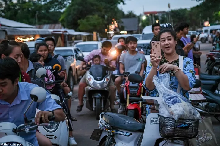Người dân Thái Lan ăn mừng kỳ tích chiến dịch giải cứu đội bóng nhí - Ảnh 9. Người dân Thái Lan ăn mừng kỳ tích chiến dịch giải cứu đội bóng nhí - Ảnh 9.