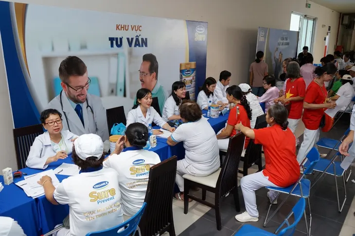 Vinamilk Sure Prevent đồng hành cùng 3.000 người cao tuổi tại giải thi đấu thể dục dưỡng sinh TP.HCM - Ảnh 5. Vinamilk Sure Prevent đồng hành cùng 3.000 người cao tuổi tại giải thi đấu thể dục dưỡng sinh TP.HCM - Ảnh 5.