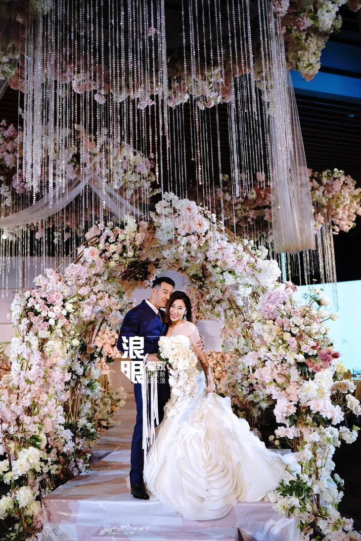 Trần Khôn bảnh bao làm phù rể trong đám cưới sao phim Hoàng Quyền: Dịch thiên hạ - Ảnh 10. Trần Khôn bảnh bao làm phù rể trong đám cưới sao phim Hoàng Quyền: Dịch thiên hạ - Ảnh 10.