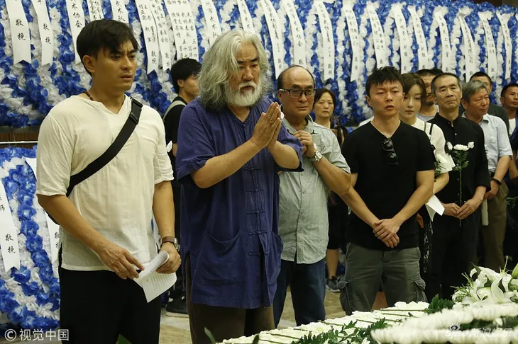 Đông đảo nghệ sĩ tới tiễn đưa diễn viên phim võ thuật Trung Quốc Kế Xuân Hoa - Ảnh 2. Đông đảo nghệ sĩ tới tiễn đưa diễn viên phim võ thuật Trung Quốc Kế Xuân Hoa - Ảnh 2.