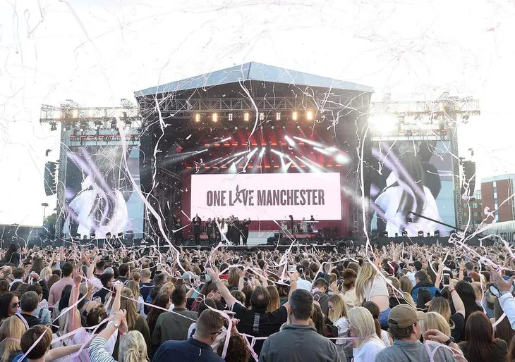 Ariana Grande trải lòng về vụ đánh bom trong buổi biểu diễn tại Manchester - Ảnh 2. Ariana Grande trải lòng về vụ đánh bom trong buổi biểu diễn tại Manchester - Ảnh 2.