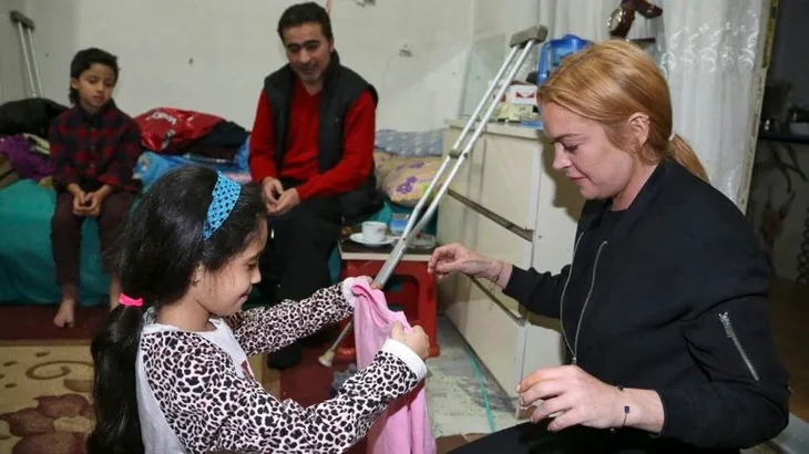 Lindsay Lohan muốn nhận con nuôi sau khi gặp gỡ trẻ em tị nạn Syria - Ảnh 1. Lindsay Lohan muốn nhận con nuôi sau khi gặp gỡ trẻ em tị nạn Syria - Ảnh 1.
