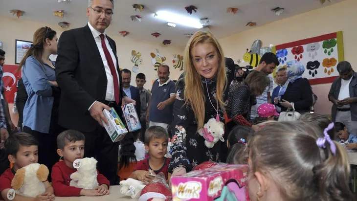 Lindsay Lohan muốn nhận con nuôi sau khi gặp gỡ trẻ em tị nạn Syria - Ảnh 2. Lindsay Lohan muốn nhận con nuôi sau khi gặp gỡ trẻ em tị nạn Syria - Ảnh 2.