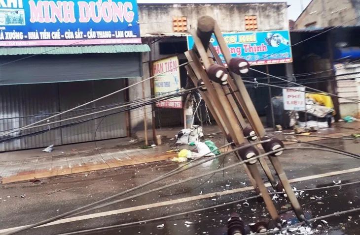 Lốc xoáy làm đổ hàng loạt trụ điện tại Bà Rịa - Vũng Tàu - Ảnh 1. Lốc xoáy làm đổ hàng loạt trụ điện tại Bà Rịa - Vũng Tàu - Ảnh 1.