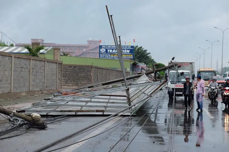 Lốc xoáy làm đổ hàng loạt trụ điện tại Bà Rịa - Vũng Tàu - Ảnh 2. Lốc xoáy làm đổ hàng loạt trụ điện tại Bà Rịa - Vũng Tàu - Ảnh 2.