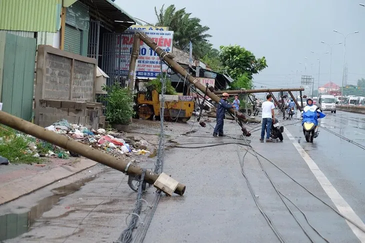 Lốc xoáy làm đổ hàng loạt trụ điện tại Bà Rịa - Vũng Tàu - Ảnh 3. Lốc xoáy làm đổ hàng loạt trụ điện tại Bà Rịa - Vũng Tàu - Ảnh 3.