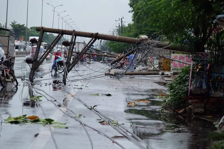Lốc xoáy làm đổ hàng loạt trụ điện tại Bà Rịa - Vũng Tàu - Ảnh 4. Lốc xoáy làm đổ hàng loạt trụ điện tại Bà Rịa - Vũng Tàu - Ảnh 4.