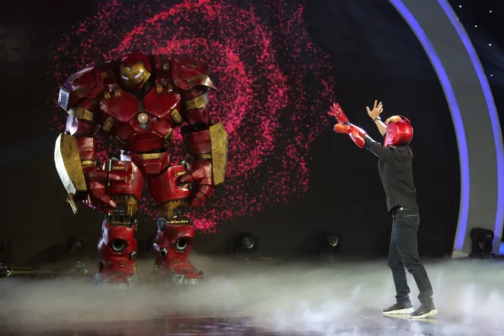 Iron Man khổng lồ xuất hiện trên sân khấu Ảo thuật siêu phàm - Ảnh 1. Iron Man khổng lồ xuất hiện trên sân khấu Ảo thuật siêu phàm - Ảnh 1.