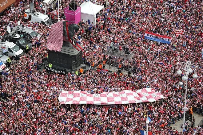 ĐT Croatia được chào đón như những người hùng tại quê nhà - Ảnh 8. ĐT Croatia được chào đón như những người hùng tại quê nhà - Ảnh 8.