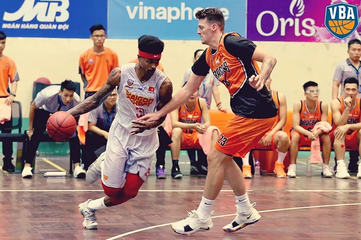 VBA 2018: Saigon Heat áp sát ngôi đầu, Danang Dragons tiếp tục gây thất vọng - Ảnh 1.