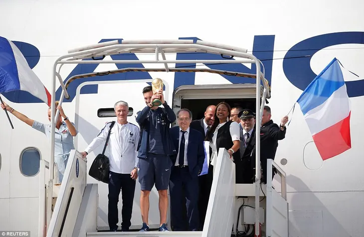 ĐT Pháp diễu hành tại Paris mừng chức vô địch World Cup - Ảnh 1. ĐT Pháp diễu hành tại Paris mừng chức vô địch World Cup - Ảnh 1.