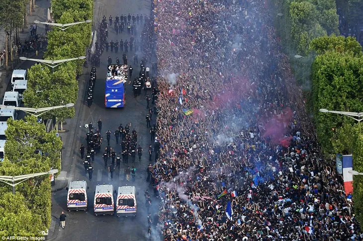 ĐT Pháp diễu hành tại Paris mừng chức vô địch World Cup - Ảnh 15. ĐT Pháp diễu hành tại Paris mừng chức vô địch World Cup - Ảnh 15.