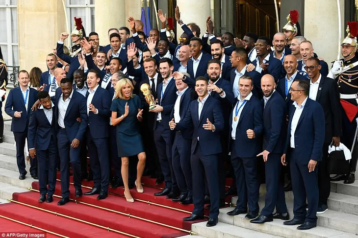 ĐT Pháp diễu hành tại Paris mừng chức vô địch World Cup - Ảnh 17. ĐT Pháp diễu hành tại Paris mừng chức vô địch World Cup - Ảnh 17.