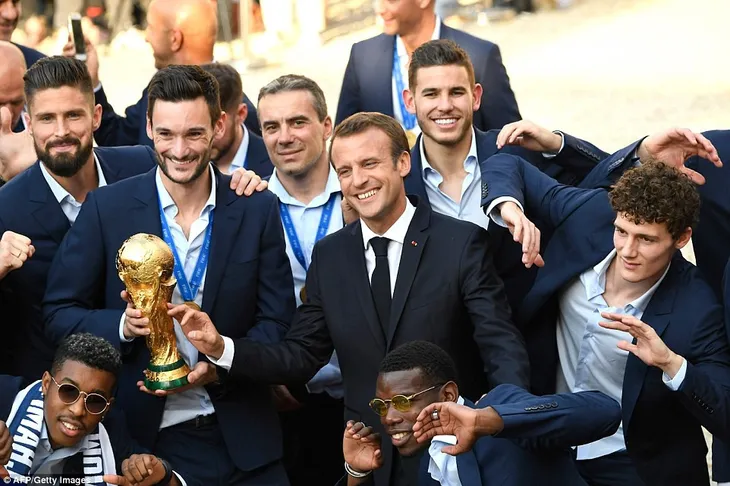 ĐT Pháp diễu hành tại Paris mừng chức vô địch World Cup - Ảnh 19. ĐT Pháp diễu hành tại Paris mừng chức vô địch World Cup - Ảnh 19.