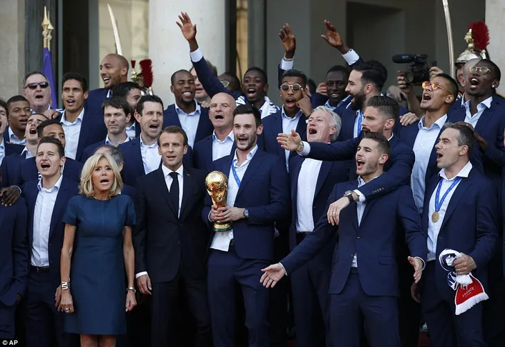 ĐT Pháp diễu hành tại Paris mừng chức vô địch World Cup - Ảnh 20. ĐT Pháp diễu hành tại Paris mừng chức vô địch World Cup - Ảnh 20.