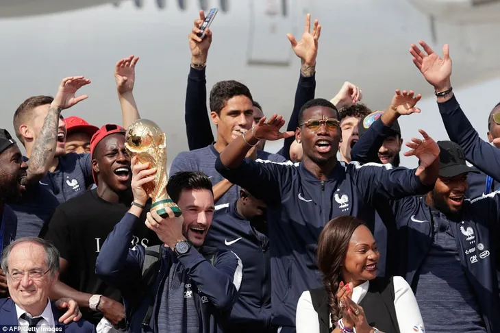 ĐT Pháp diễu hành tại Paris mừng chức vô địch World Cup - Ảnh 3. ĐT Pháp diễu hành tại Paris mừng chức vô địch World Cup - Ảnh 3.