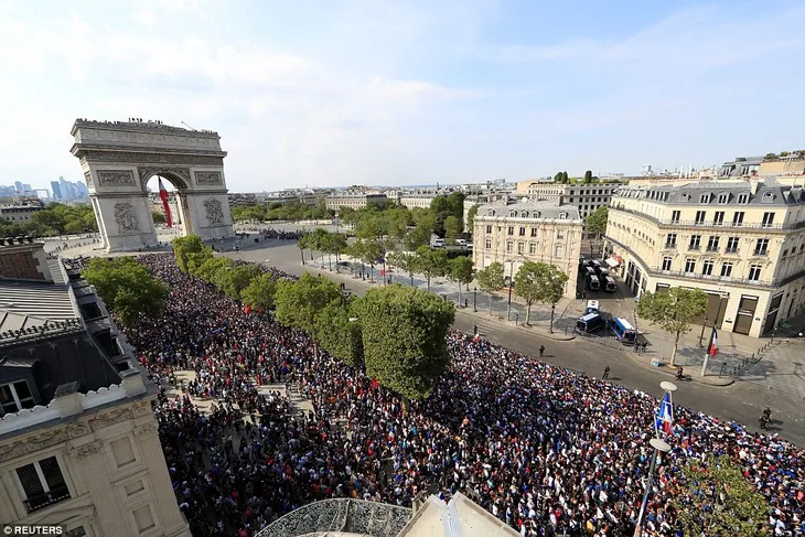ĐT Pháp diễu hành tại Paris mừng chức vô địch World Cup - Ảnh 4. ĐT Pháp diễu hành tại Paris mừng chức vô địch World Cup - Ảnh 4.