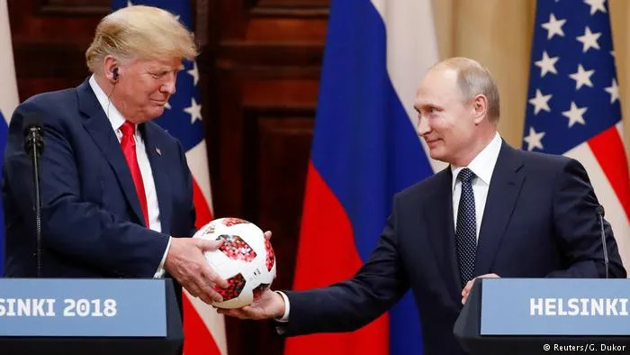 Tổng thống Putin tặng quả bóng World Cup 2018 cho ông Trump - Ảnh 2. Tổng thống Putin tặng quả bóng World Cup 2018 cho ông Trump - Ảnh 2.