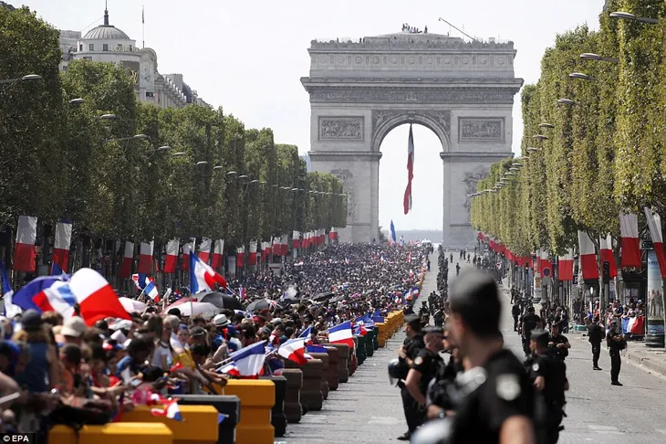 ĐT Pháp diễu hành tại Paris mừng chức vô địch World Cup - Ảnh 5. ĐT Pháp diễu hành tại Paris mừng chức vô địch World Cup - Ảnh 5.