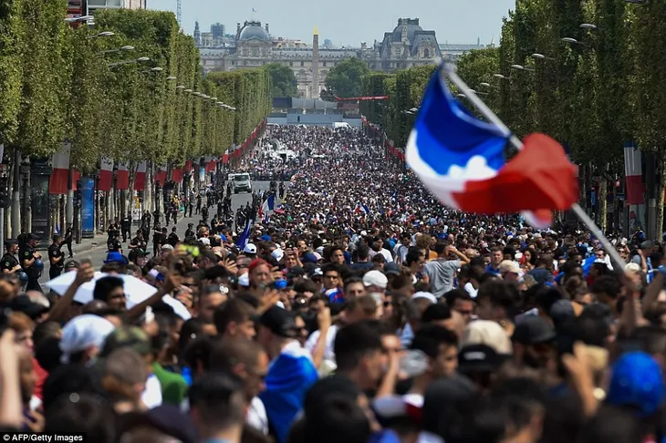 ĐT Pháp diễu hành tại Paris mừng chức vô địch World Cup - Ảnh 9. ĐT Pháp diễu hành tại Paris mừng chức vô địch World Cup - Ảnh 9.