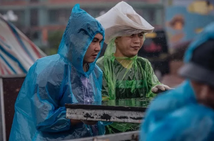 Mưa bão, sân khấu ngoài trời Hoa hậu Việt Nam nguy cơ bị hoãn? - Ảnh 5. Mưa bão, sân khấu ngoài trời Hoa hậu Việt Nam nguy cơ bị hoãn? - Ảnh 5.